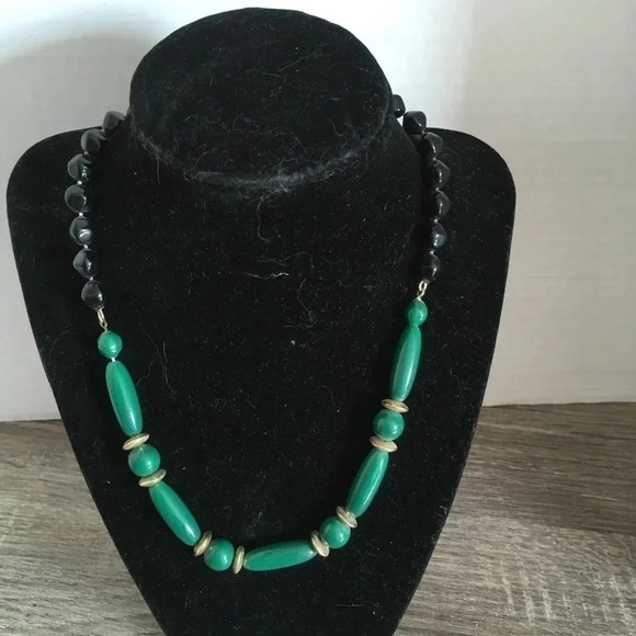 Vtg green  and black beaded necklace - Picture 1 of 4